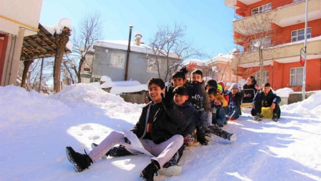Bingöl'de 1 metreyi bulan kar çocuklara eğlence, vatandaşa çile oldu