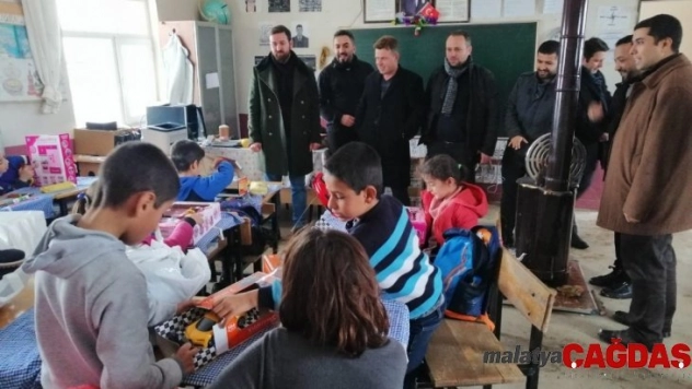 Bingöl'de 130 öğrenciye bot ve mont hediye edildi