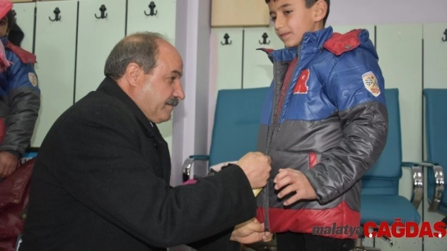 Bingöl'de 40 öğrenciye bot ve mont