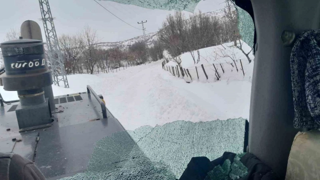 Bingöl'de ahır yolunu açmadılar diye iş makinesine saldırdılar