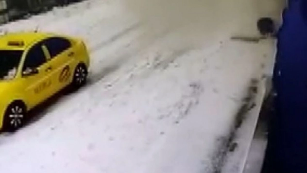 Bingöl'de çatıdan düşen karın altında kalan vatandaş yaralandı