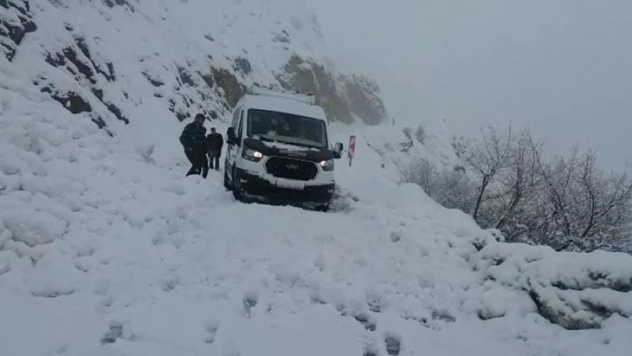Bingöl'de çığ düştü, yol ulaşıma kapandı