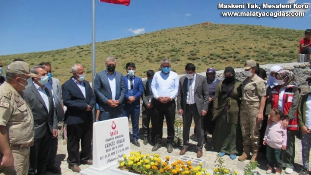 Bingöl'de depremde şehit olan korucu kabri başında anıldı