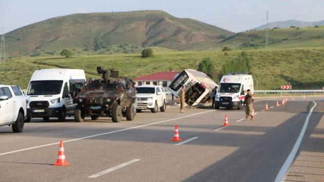 Bingöl'de devrilen yolcu otobüsündeki 3 kişi ağır yaralandı
