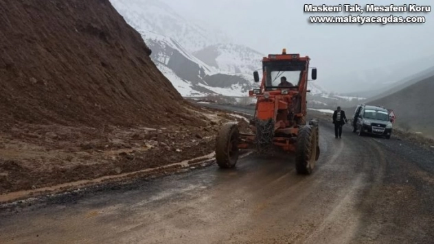 Bingöl'de heyelan nedeniyle kapanan yol açıldı