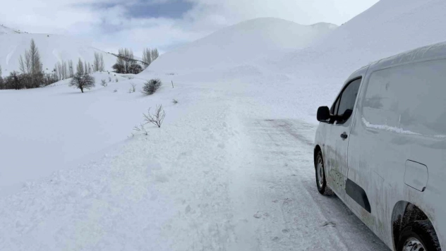 Bingöl'de ilçe yoluna çığ düştü: Ekipler sevk edildi