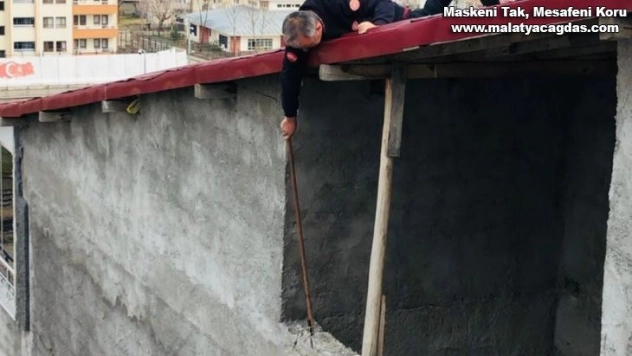 Bingöl'de ipe takılan güvercin kurtarıldı