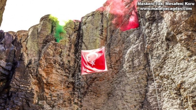 Bingöl'de jandarma 50 metrelik Çır Şelalesi'nden dağcılık inişi yaptı