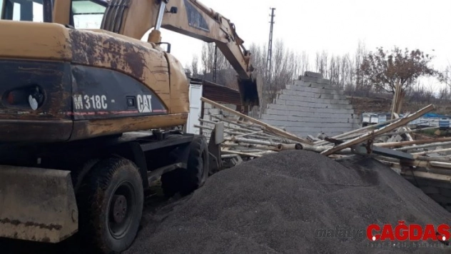 Bingöl'de kaçak yapı ve metruk bina yıkımı