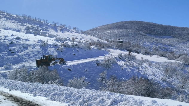 Kapanan köy yollarında çalışmalar aralıksız sürüyor