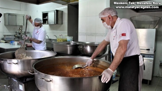 Bingöl'de kazanlar ihtiyaç sahipleri için kaynıyor, yemekler evlere ulaştırılıyor