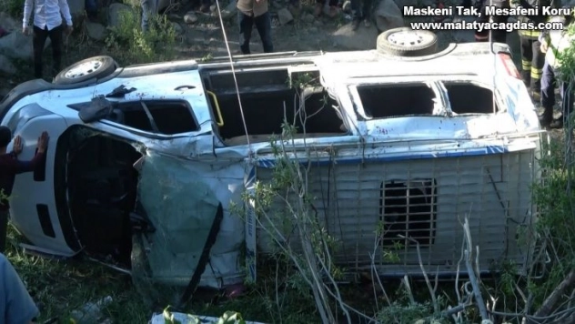 Bingöl'de minibüs şarampole yuvarlandı: 2'si ağır 16 yaralı