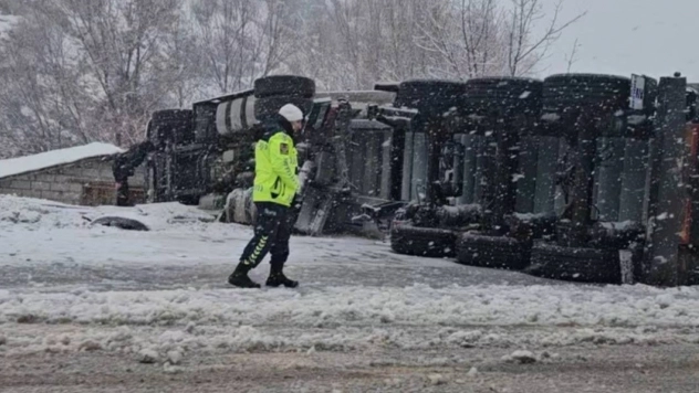 Bingöl'de tır devrildi: 1 yaralı