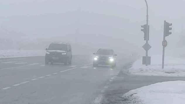 Bingöl'de yoğun sis görüş mesafesini düşürdü: Sürücüler zor anlar yaşadı