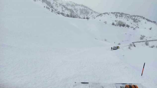 Bingöl'de yola düşen çığ ekipler tarafından temizlendi