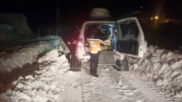 Bingöl'de yolda kalan paletli ambulansı ekipler kurtardı