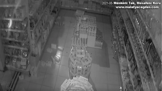 Bingöl'deki deprem iş yerlerinin güvenlik kamerasına yansıdı