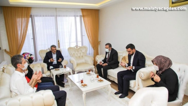 Bingöl Valisi bayramda şehit ailesini ziyaret etti