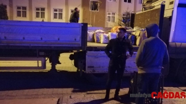 Bingöl'de vatandaşlar Elazığ'a yardım tırı gönderdi