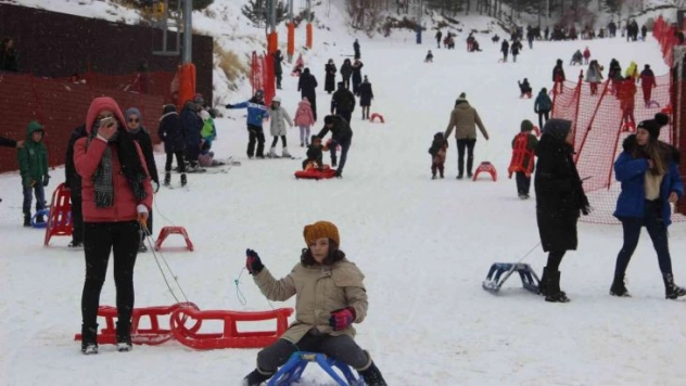 Binler Palandöken'e akın etti, pistler doldu taştı