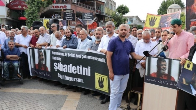 Binlerce kişi Mursi için gıyabi cenaze namazı kıldı