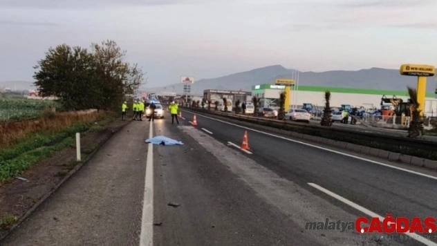 Bir araç çarptı, iki araç üzerinden geçti