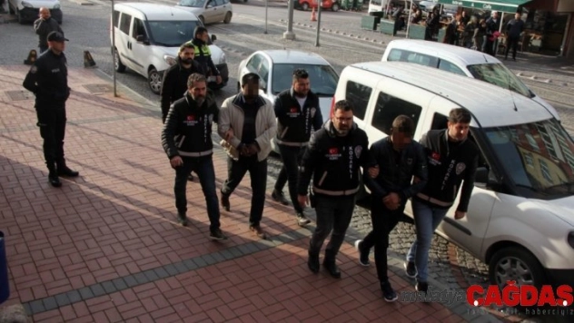 Bir gecede 4 tane araba çalan hırsızlar yakalandı