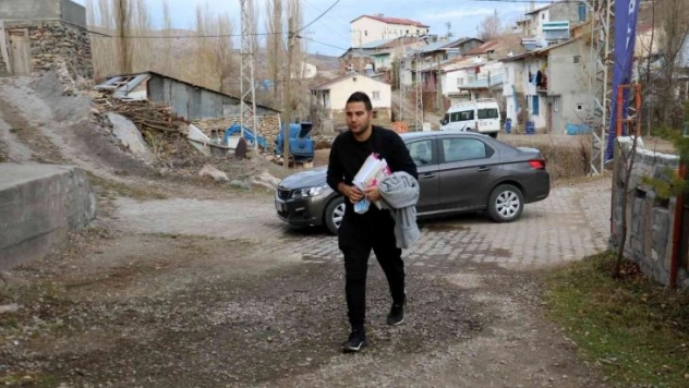 Bir harf öğretmek için 50 kilometre yol gidiyor