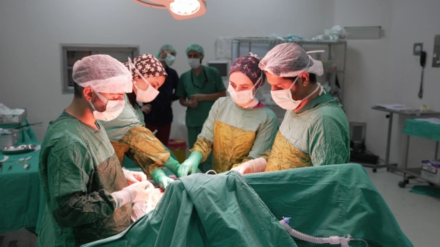 Bir hastanın böbreğinden 2 kilo 200 gram tümör çıkarıldı