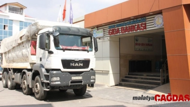 Bir kamyon dolusu  çocuk kıyafeti bağışladı