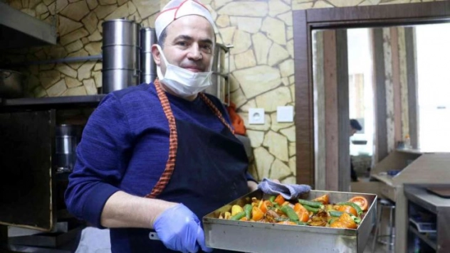 Bir kase çorba parasına 3 çeşit yemek satıyor