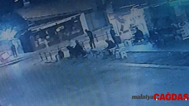 Bir kişiyi kafasından bir kişiyi sırtından vurdu