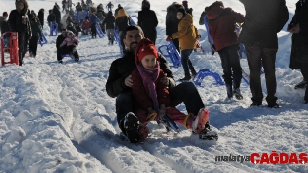 Bir metreyi aşan karda coşkulu festival
