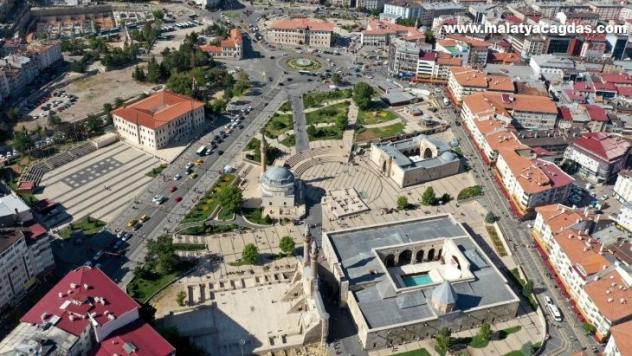 Bir meydan, 3 medeniyet, 8 eser, açık hava müzesi gibi