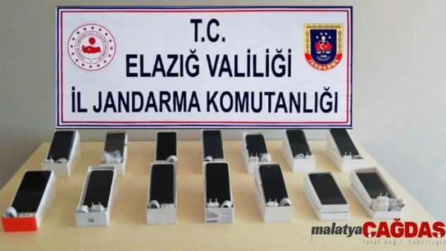Bir otomobilde gümrük kaçağı telefonlar ele geçirildi