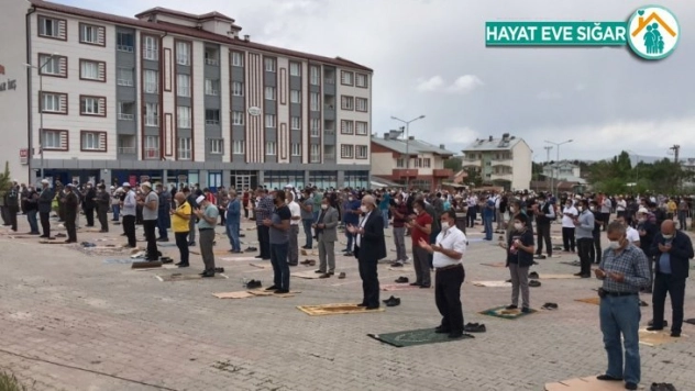 Bir yanda yağmur duası bir yanda dolu seli