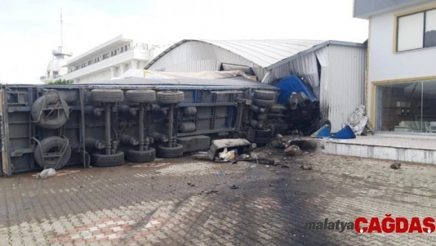 Bira yüklü tır mobilya mağazasına girdi, o anlar güvenlik kamerasına yansıdı