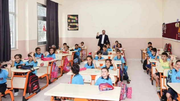 Birinci sınıflara beslenme çantası dağıtıldı