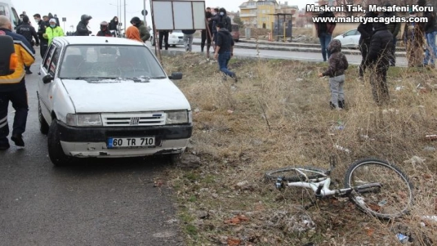 Bisiklet sürücüsü ve yayaya çarptı, gözyaşlarını tutamadı