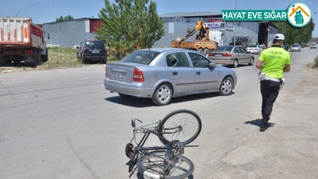 Bisikletin otomobile çarpma anı kamerada