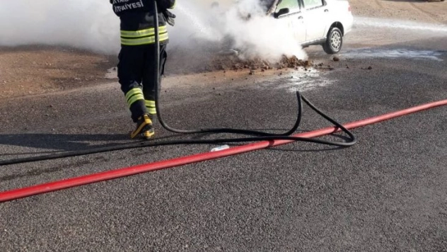 Bismil'de seyir halindeki otomobil alev alev yandı