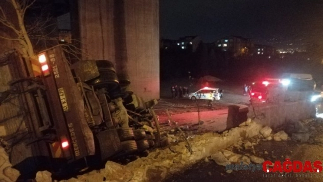 Bitkisel yağ yüklü kamyon şarampole yuvarlandı: 1 yaralı