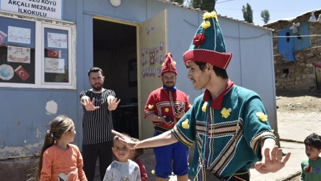 Bitlis'in 49 köyünde 1352 öğrenci tiyatroyla buluştu