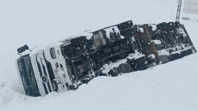 Bitlis-Tatvan yolunda maddi hasarlı tır kazası