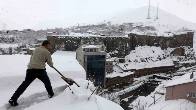 Bitlis'te çatılarda kar küreme seferberliği