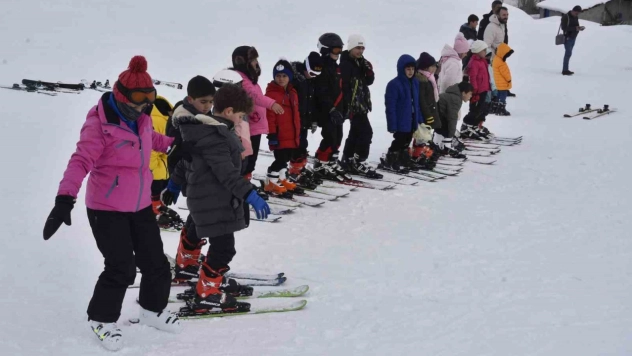 Bitlis'te çocuklar karne tatilinde kayak öğreniyor