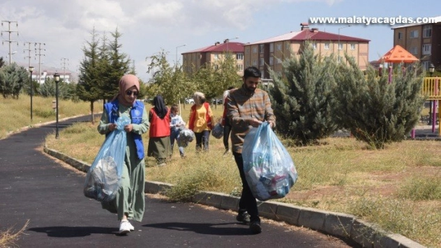 Bitlis'te gönüllüler çöp topladı
