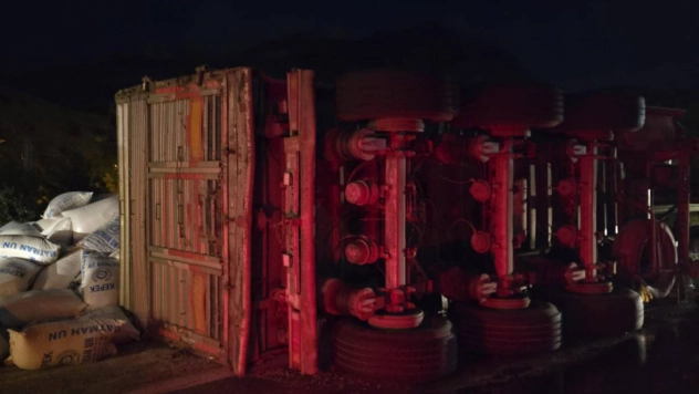 Bitlis'te hayvan yemi yüklü tır devrildi: 1 yaralı