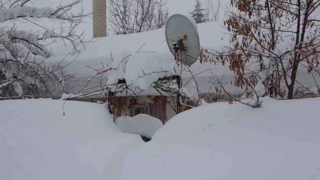 Bitlis'te tek katlı evler kardan kayboldu, 314 köy yolu ise ulaşıma kapandı