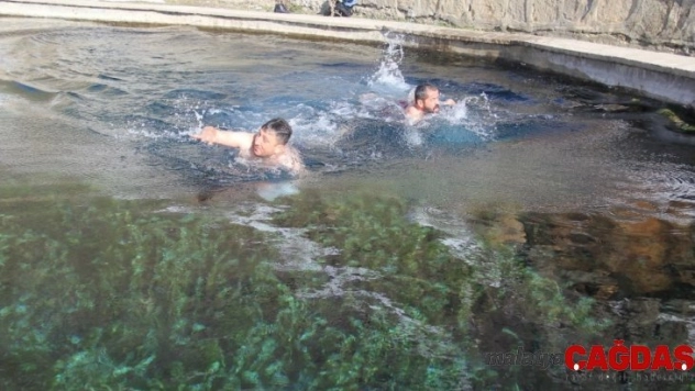 Bitlisliler eksi 10 derecede suya girdiler